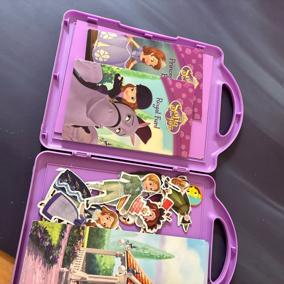 Storybook and Magnetic Playset - Picture 7 of 8